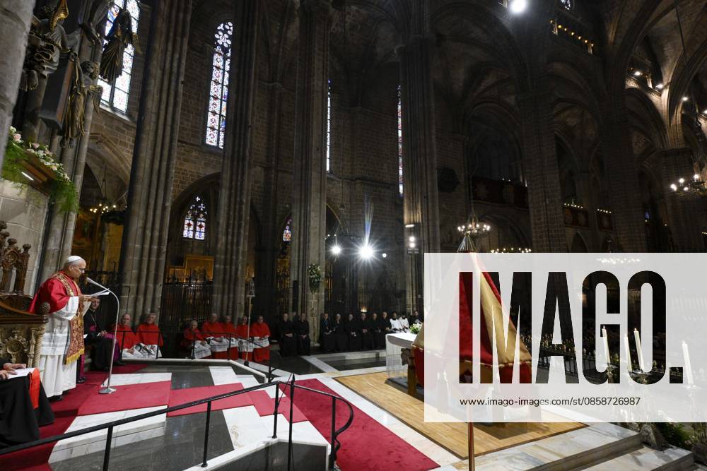 IPA85515143 - Spain, Vatican, 2026 6 9 Pope Leo XIV holds a midday prayer in the Cathedral of the Holy Cross and Saint Eulalia in Barcelona Photograph by VATICAN MEDIA Catholic Press Photo