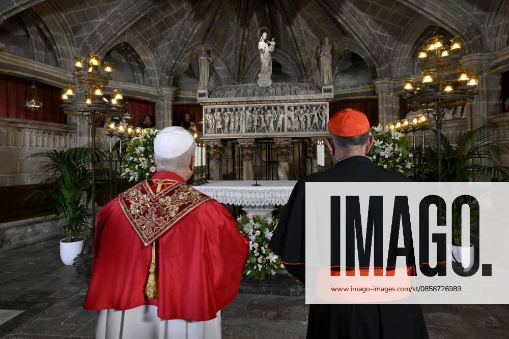IPA85515145 - Spain, Vatican, 2026 6 9 Pope Leo XIV holds a midday prayer in the Cathedral of the Holy Cross and Saint Eulalia in Barcelona Photograph by VATICAN MEDIA Catholic Press Photo