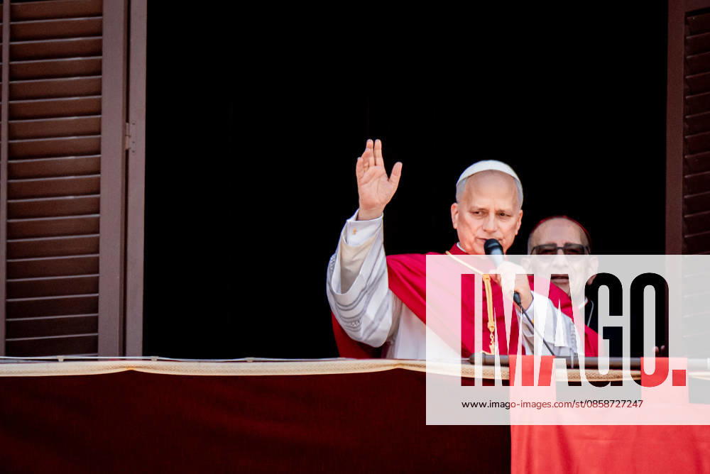 Pope Leo XIV greets the faithful from the balcony of the episcopal residence in Barcelona s Gothic Quarter during the first day of his visit to the Catalan capital. Barcelona Spain - ZUMAb137 20260609_fap_b137_009