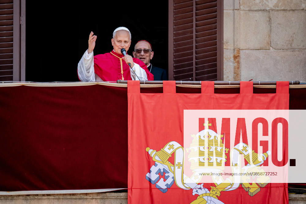 Pope Leo XIV greets the faithful from the balcony of the episcopal residence in Barcelona s Gothic Quarter during the first day of his visit to the Catalan capital. Barcelona Spain - ZUMAb137 20260609_fap_b137_010