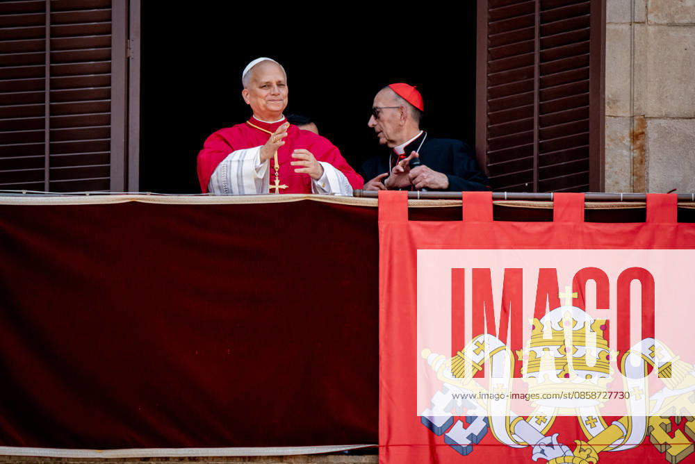 Pope Leo XIV greets the faithful from the balcony of the episcopal residence in Barcelona s Gothic Quarter during the first day of his visit to the Catalan capital. Barcelona Spain - ZUMAb137 20260609_fap_b137_012