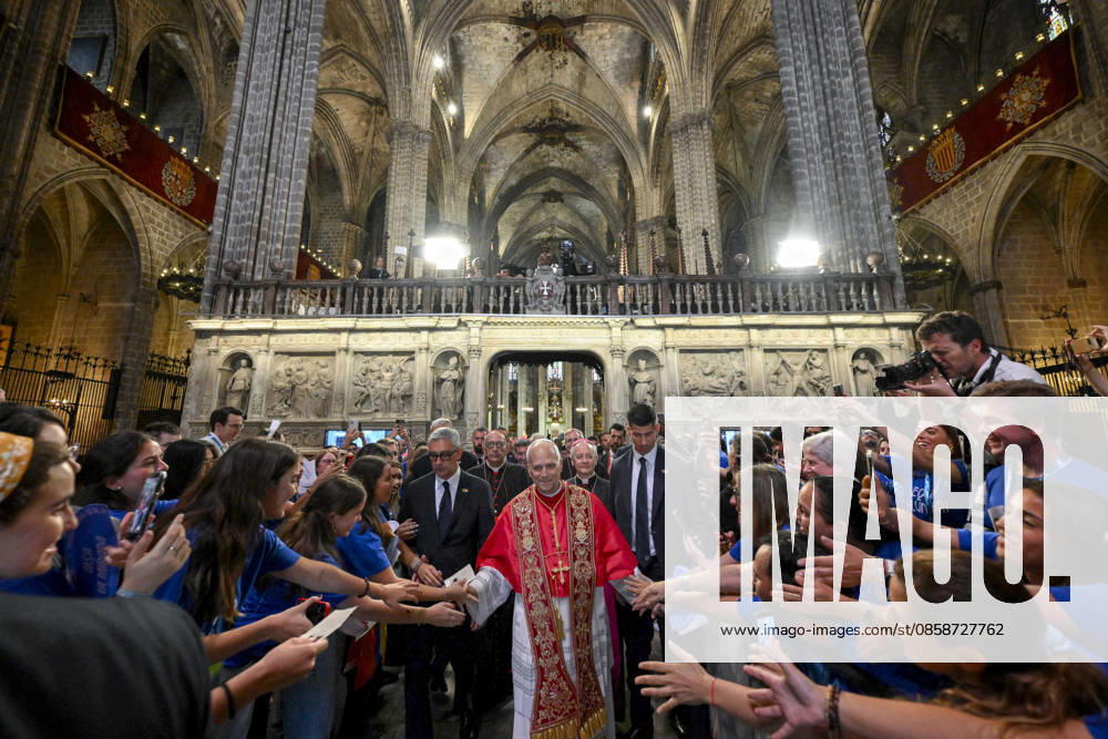 Pope Leo XIV Prayer At The Barcelona Cathedral - Spain Pope Leo XIV presides over midday prayer at the Barcelona Cathedral (Cathedral of the Holy Cross and Saint Eulalia) in Barcelona on June 9, 2026 on the fourth day of his pastoral visit to Spain. Photo by (EV) Simone Risoluti Vatican Media ABACAPRESS.COM Barcelona Spain
