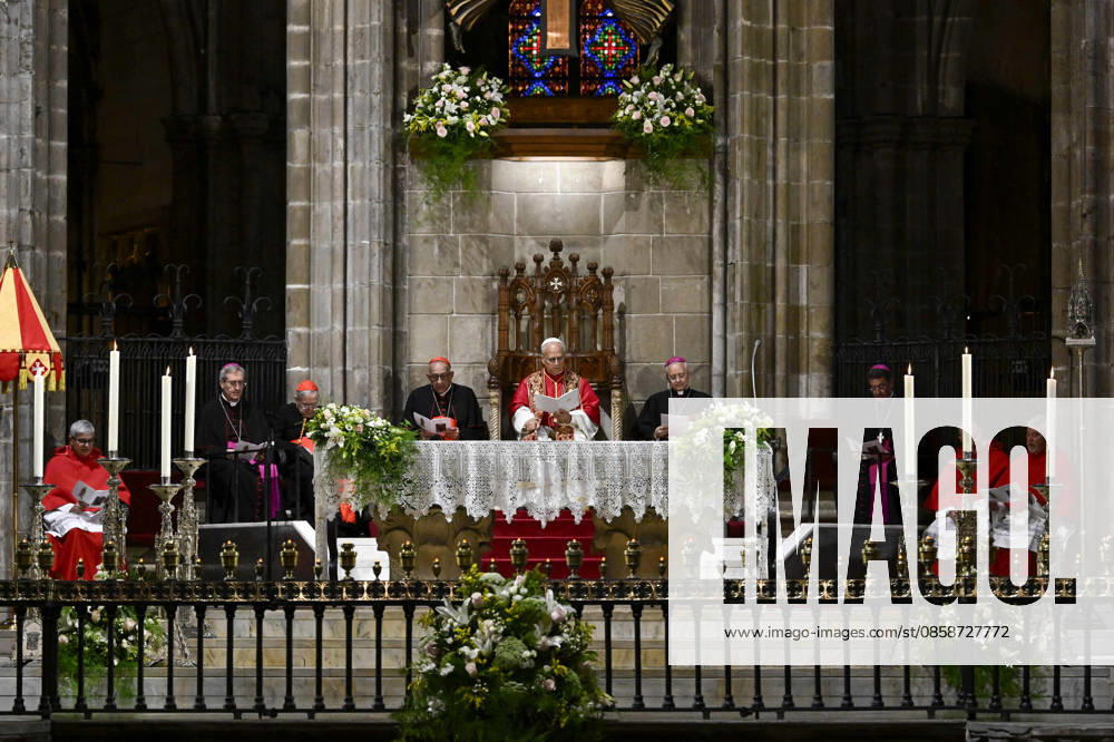 Pope Leo XIV Prayer At The Barcelona Cathedral - Spain Pope Leo XIV presides over midday prayer at the Barcelona Cathedral (Cathedral of the Holy Cross and Saint Eulalia) in Barcelona on June 9, 2026 on the fourth day of his pastoral visit to Spain. Photo by (EV) Simone Risoluti Vatican Media ABACAPRESS.COM Barcelona Spain