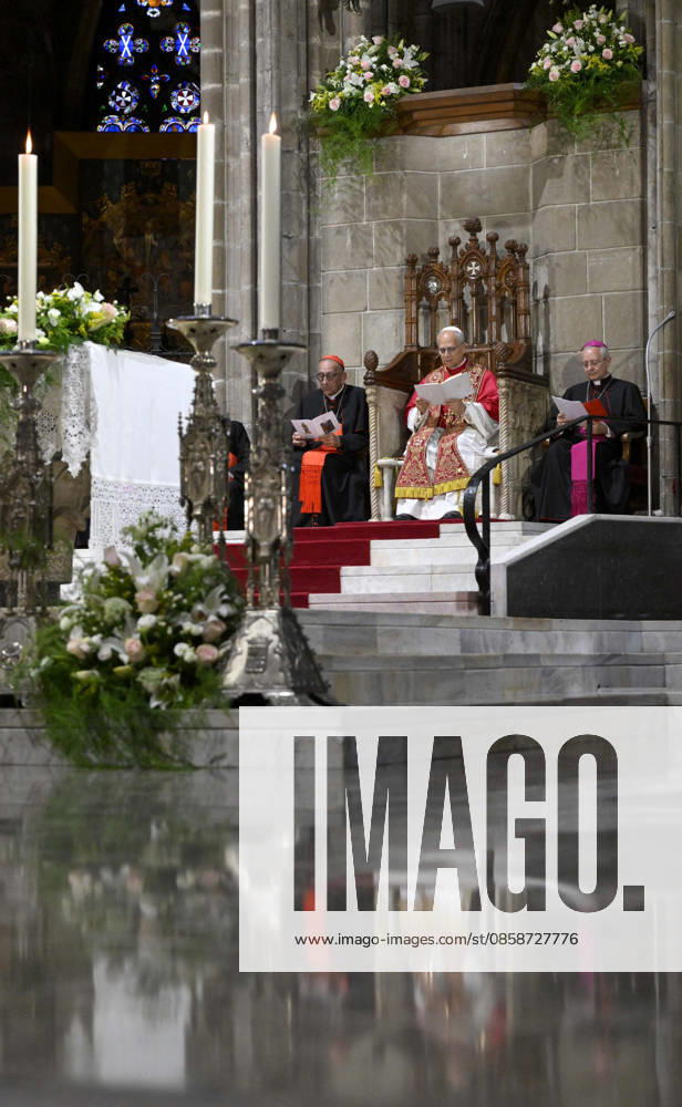 Pope Leo XIV Prayer At The Barcelona Cathedral - Spain Pope Leo XIV presides over midday prayer at the Barcelona Cathedral (Cathedral of the Holy Cross and Saint Eulalia) in Barcelona on June 9, 2026 on the fourth day of his pastoral visit to Spain. Photo by (EV) Simone Risoluti Vatican Media ABACAPRESS.COM Barcelona Spain