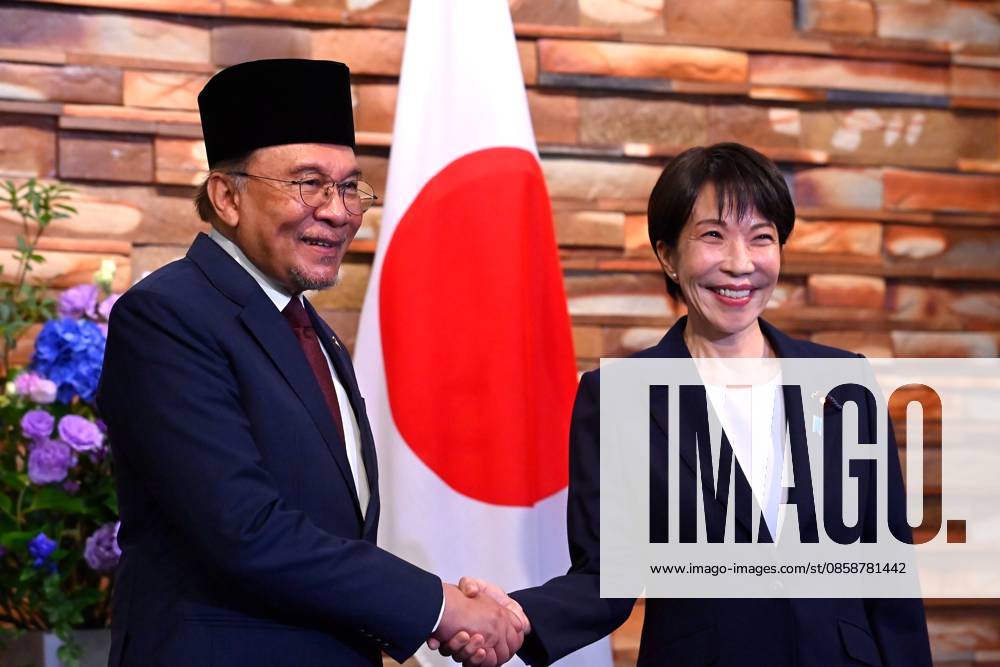 Japan - Malaysia Diplomacy TOKYO, JAPAN - JUNE 10: Japanese Prime Minister Sanae Takaichi (R) and Malaysian Prime Minister Anwar Ibrahim (L) pose for photographs ahead of their bilateral meeting at the Prime Minister’s Office in Tokyo, Japan, on June 10, 2026. Malaysian Prime Minister Anwar Ibrahim is on a three-day official visit to Japan aimed at securing natural gas supplies, accelerating the energy transition and strengthening bilateral defence agreements. David Mareuil Anadolu Tokyo Japan. Editorial use only. Please get in touch for any other usage.