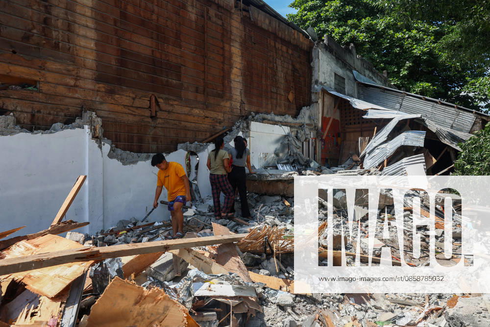 Nearly 88,000 affected by 7.8-magnitude quake, 22,690 remain displaced in Southern Philippines GENERAL SANTOS, PHILIPPINES – JUNE 10: Displaced residents search for salvageable belongings in the debris of their collapsed home following a deadly earthquake in General Santos, Philippines, on June 10, 2026. Nearly 88,000 people across southern Mindanao have been affected by a magnitude 7.8 earthquake that struck southern Philippines on June 8, while more than 22,000 remain displaced as aftershocks continue, according to government and NGO figures. The quake has killed dozens of people, damaged infrastructure and homes, and caused residential buildings and poorly constructed houses to collapse, making it the strongest earthquake to hit the disa