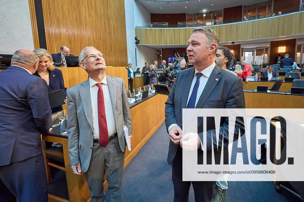 - Wien 09.06.2026 - Budgetrede Österreichisches Parlament - Der Nationalrat trat heute im Hohen Haus zu einer regluären Nationalratssitzung zusammen. Haupthema war die Budetrede des Finanzministers - PHOTO: Finanzminister Markus Marterbauer (L SPÖ) mit Vizekanzler Andreas Babler (R SPÖ) im Plenarsaal kurz vor Beginn der Sitzung. Vienna (AUSTRIA) - Austrian Parliament National Council session - The National Council met today in Parliament for a regular National Council session. The topic of the plenary session was the Budget Speech by the Austrian Minister of Finance. Budget, Finanzen, Staatsfinanzen, Geld, Steuern, Ausgaben, Einnahmen, Regierung, echtes Dopelbudet 2027 28 , 2028, Schulden, Nationalratssitzung, Nationalrat SItzung