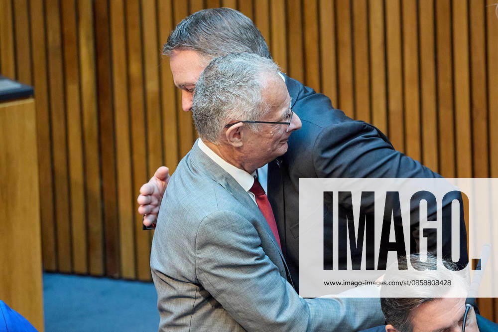 - Wien 09.06.2026 - Budgetrede Österreichisches Parlament - Der Nationalrat trat heute im Hohen Haus zu einer regluären Nationalratssitzung zusammen. Haupthema war die Budetrede des Finanzministers - PHOTO: Finanzminister Markus Marterbauer (L SPÖ) im Plenarsaal wird nach seiner zweiten Budgetrede. von Vizekanzler und SPÖ-Chef Andreas Babler (R SPÖ) umarmt. Vienna (AUSTRIA) - Austrian Parliament National Council session - The National Council met today in Parliament for a regular National Council session. The topic of the plenary session was the Budget Speech by the Austrian Minister of Finance. Budget, Finanzen, Staatsfinanzen, Geld, Steuern, Ausgaben, Einnahmen, Regierung, echtes Dopelbudet 2027 28 , 2028, Schulden, Nationalrats