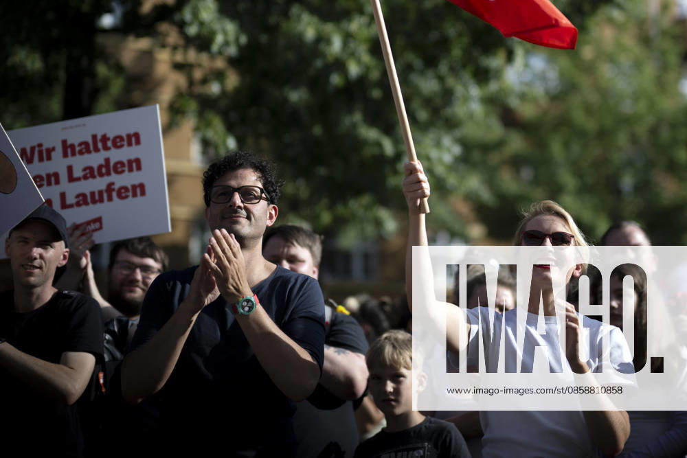 Ines Schwerdtner, Protest gegen Sozialabbau DEU, Deutschland, Germany, Berlin, 01.06.2026 Luigi Pantisano , designierter co Bundesvorsitzender der Partei die Linke, mit Schild Kuerzt bei den Reichen und Ines Schwerdtner , co Bundesvorsitzender der Partei die Linke mit roter Fahne auf der bundesweiten Kundgebung und Demonstration der der Partei die Linke unter dem Motto Protest gegen Sozialabbau Es reicht Das Leben bezahlbar machen auf dem Luxemburgplatz in Berlin Deutschland . Der Protest richtet sich gegen die geplanten Kuerzungen im Gesundheitssystem fuer einen Fairen Lohn Solidaritaet gerechte Arbeitsbedingungen und gute Arbeitszeiten . Auftakt einer bundesweiten Kampagne gegen Sozialabbau und die Angriffe auf Renten und die Arbeitszeit