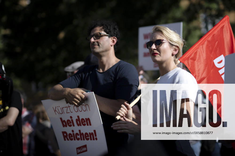 Ines Schwerdtner, Protest gegen Sozialabbau DEU, Deutschland, Germany, Berlin, 01.06.2026 Luigi Pantisano , designierter co Bundesvorsitzender der Partei die Linke, mit Schild Kuerzt bei den Reichen und Ines Schwerdtner , co Bundesvorsitzender der Partei die Linke mit roter Fahne auf der bundesweiten Kundgebung und Demonstration der der Partei die Linke unter dem Motto Protest gegen Sozialabbau Es reicht Das Leben bezahlbar machen auf dem Luxemburgplatz in Berlin Deutschland . Der Protest richtet sich gegen die geplanten Kuerzungen im Gesundheitssystem fuer einen Fairen Lohn Solidaritaet gerechte Arbeitsbedingungen und gute Arbeitszeiten . Auftakt einer bundesweiten Kampagne gegen Sozialabbau und die Angriffe auf Renten und die Arbeitszeit