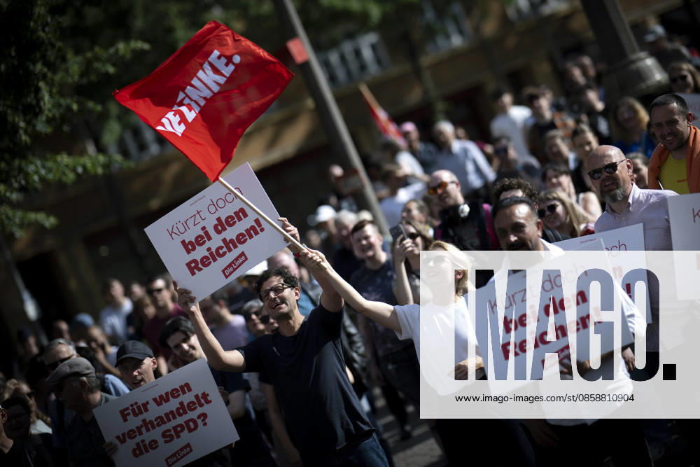 Ines Schwerdtner, Protest gegen Sozialabbau DEU, Deutschland, Germany, Berlin, 01.06.2026 Luigi Pantisano , designierter co Bundesvorsitzender der Partei die Linke, mit Schild Kuerzt bei den Reichen und Ines Schwerdtner , co Bundesvorsitzender der Partei die Linke mit roter Fahne auf der bundesweiten Kundgebung und Demonstration der der Partei die Linke unter dem Motto Protest gegen Sozialabbau Es reicht Das Leben bezahlbar machen auf dem Luxemburgplatz in Berlin Deutschland . Der Protest richtet sich gegen die geplanten Kuerzungen im Gesundheitssystem fuer einen Fairen Lohn Solidaritaet gerechte Arbeitsbedingungen und gute Arbeitszeiten . Auftakt einer bundesweiten Kampagne gegen Sozialabbau und die Angriffe auf Renten und die Arbeitszeit