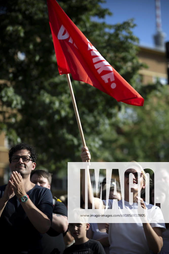 Ines Schwerdtner, Protest gegen Sozialabbau DEU, Deutschland, Germany, Berlin, 01.06.2026 Luigi Pantisano , designierter co Bundesvorsitzender der Partei die Linke, mit Schild Kuerzt bei den Reichen und Ines Schwerdtner , co Bundesvorsitzender der Partei die Linke mit roter Fahne auf der bundesweiten Kundgebung und Demonstration der der Partei die Linke unter dem Motto Protest gegen Sozialabbau Es reicht Das Leben bezahlbar machen auf dem Luxemburgplatz in Berlin Deutschland . Der Protest richtet sich gegen die geplanten Kuerzungen im Gesundheitssystem fuer einen Fairen Lohn Solidaritaet gerechte Arbeitsbedingungen und gute Arbeitszeiten . Auftakt einer bundesweiten Kampagne gegen Sozialabbau und die Angriffe auf Renten und die Arbeitszeit