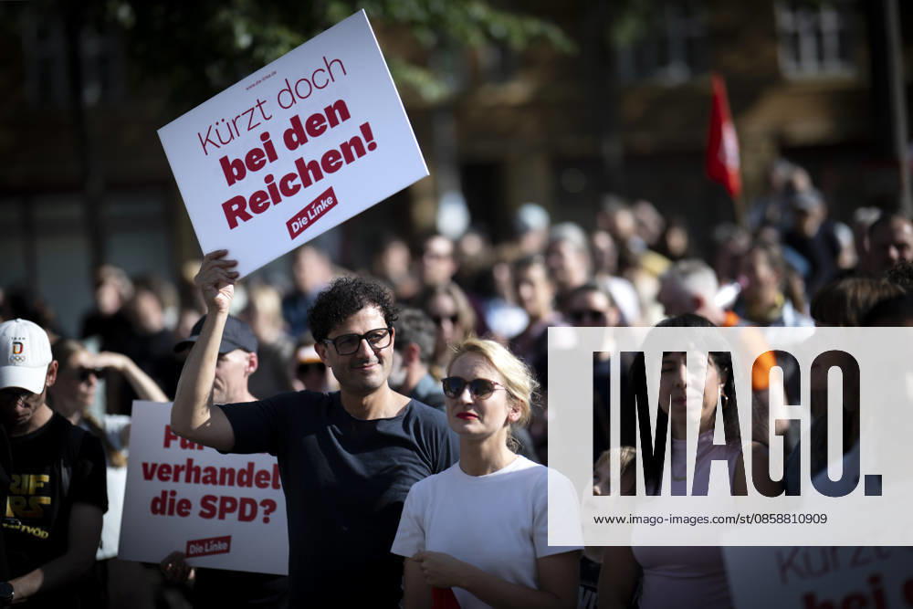 Ines Schwerdtner, Protest gegen Sozialabbau DEU, Deutschland, Germany, Berlin, 01.06.2026 Luigi Pantisano , designierter co Bundesvorsitzender der Partei die Linke, mit Schild Kuerzt bei den Reichen und Ines Schwerdtner , co Bundesvorsitzender der Partei die Linke auf der bundesweiten Kundgebung und Demonstration der der Partei die Linke unter dem Motto Protest gegen Sozialabbau Es reicht Das Leben bezahlbar machen auf dem Luxemburgplatz in Berlin Deutschland . Der Protest richtet sich gegen die geplanten Kuerzungen im Gesundheitssystem fuer einen Fairen Lohn Solidaritaet gerechte Arbeitsbedingungen und gute Arbeitszeiten . Auftakt einer bundesweiten Kampagne gegen Sozialabbau und die Angriffe auf Renten und die Arbeitszeit en: Luigi Pantis