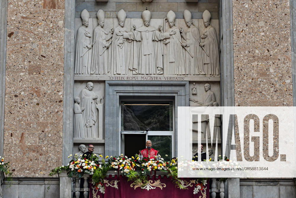 Pope Leo XIV presides the Prayer of the Holy Rosary at the Abbey of Montserrat Pope Leo XIV greets from a balcony during the celebration of the prayer of the Holy Rosary, June 10, 2026, at the Abbey of Our Lady of Montserrat, Barcelona, Catalonia Spain This act of Marian piety is part of the acts that the Pontiff performs during his apostolic journey to Spain that began in Madrid on June 8 10 JUNE 2026 Barcelona, Catalunya Barcelona, Catalunya Spain