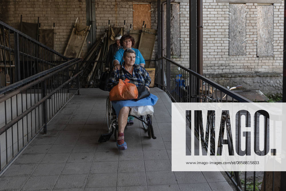 Injured civilians evacuated from hospital after Russian attacks in Druzhkivka DRUZHKIVKA, UKRAINE - JUNE 10: A volunteer assists an injured civilian in a wheelchair during the evacuation of patients from a hospital following Russian attacks in Druzhkivka, Ukraine on June 10, 2026. Volunteers evacuated wounded civilians from the hospital after the attacks. Diego Herrera Carcedo Anadolu Druzhkivka Ukraine. Editorial use only. Please get in touch for any other usage.