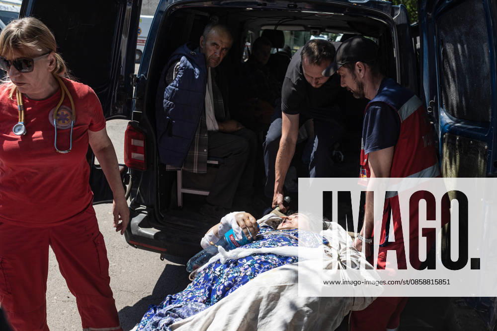 Injured civilians evacuated from hospital after Russian attacks in Druzhkivka DRUZHKIVKA, UKRAINE - JUNE 10: Medical workers transport an injured civilian in an ambulance after Russian attacks in Druzhkivka, Ukraine on June 10, 2026. Doctors and volunteers evacuated wounded civilians from a hospital following the attacks. Diego Herrera Carcedo Anadolu Druzhkivka Ukraine. Editorial use only. Please get in touch for any other usage.