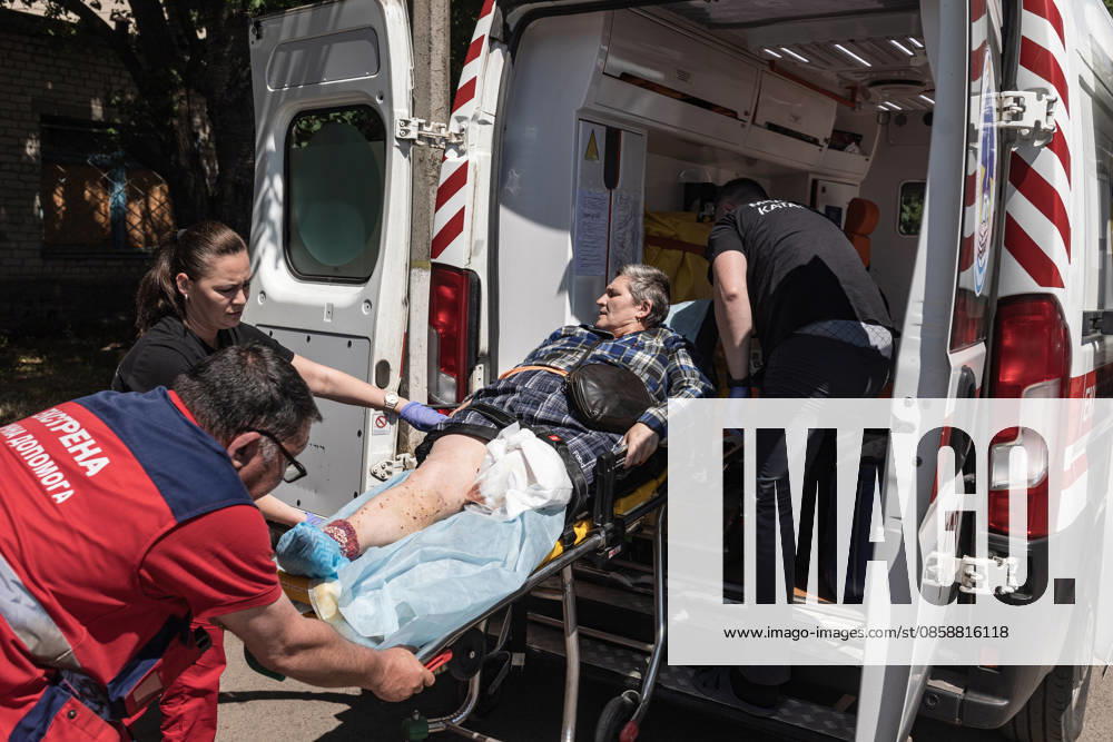 Aftermath of a Russian attack in Ukraine KRAMATORSK, UKRAINE - JUNE 10: Doctors and volunteers transfer to an ambulance a wounded person evacuated from Druzhkivka Hospital following Russian attacks in Kramatorsk, Ukraine, on June 10, 2026. Diego Herrera Carcedo Anadolu Donetsk Oblast Ukraine. Editorial use only. Please get in touch for any other usage.