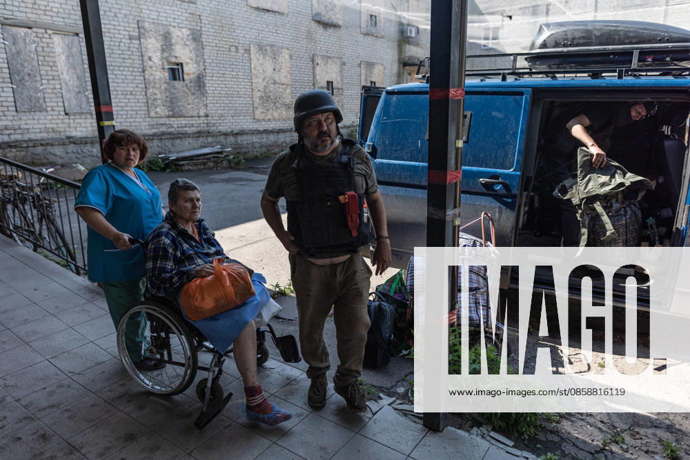 Aftermath of a Russian attack in Ukraine DRUZHKIVKA, UKRAINE - JUNE 10: Volunteers evacuate injured civilians from a hospital following Russian attacks in Druzhkivka, Ukraine, on June 10, 2026. Diego Herrera Carcedo Anadolu Donetsk Oblast Ukraine. Editorial use only. Please get in touch for any other usage.