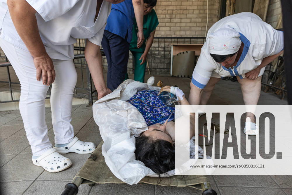 Aftermath of a Russian attack in Ukraine DRUZHKIVKA, UKRAINE - JUNE 10: Doctors and volunteers evacuate injured civilians from a hospital following Russian attacks in Druzhkivka, Ukraine, on June 10, 2026. Diego Herrera Carcedo Anadolu Donetsk Oblast Ukraine. Editorial use only. Please get in touch for any other usage.