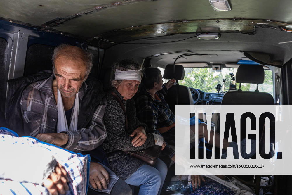 Aftermath of a Russian attack in Ukraine DRUZHKIVKA, UKRAINE - JUNE 10: Volunteers evacuate injured civilians from a hospital following Russian attacks in Druzhkivka, Ukraine, on June 10, 2026. Diego Herrera Carcedo Anadolu Donetsk Oblast Ukraine. Editorial use only. Please get in touch for any other usage.
