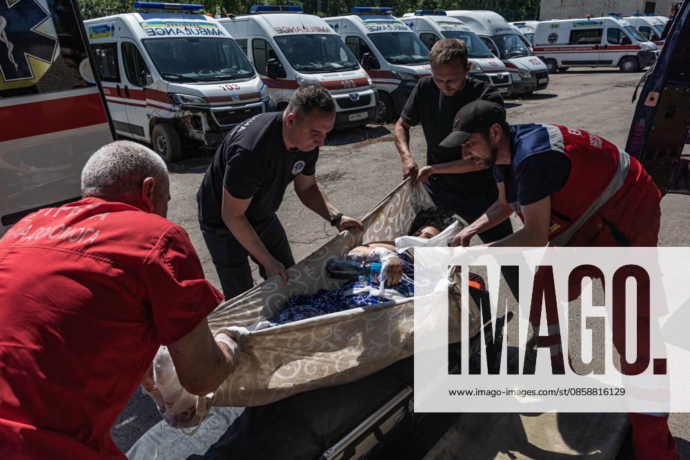 Aftermath of a Russian attack in Ukraine KRAMATORSK, UKRAINE - JUNE 10: Doctors and volunteers transfer to an ambulance a wounded person evacuated from Druzhkivka Hospital following Russian attacks in Kramatorsk, Ukraine, on June 10, 2026. Diego Herrera Carcedo Anadolu Donetsk Oblast Ukraine. Editorial use only. Please get in touch for any other usage.