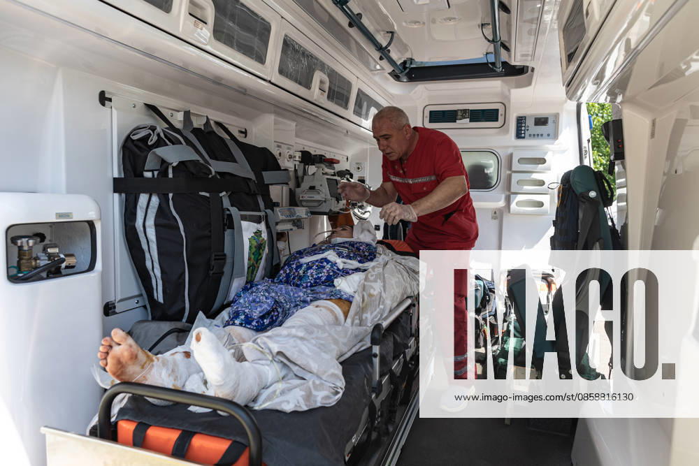 Aftermath of a Russian attack in Ukraine KRAMATORSK, UKRAINE - JUNE 10: Doctors and volunteers transfer to an ambulance a wounded person evacuated from Druzhkivka Hospital following Russian attacks in Kramatorsk, Ukraine, on June 10, 2026. Diego Herrera Carcedo Anadolu Donetsk Oblast Ukraine. Editorial use only. Please get in touch for any other usage.