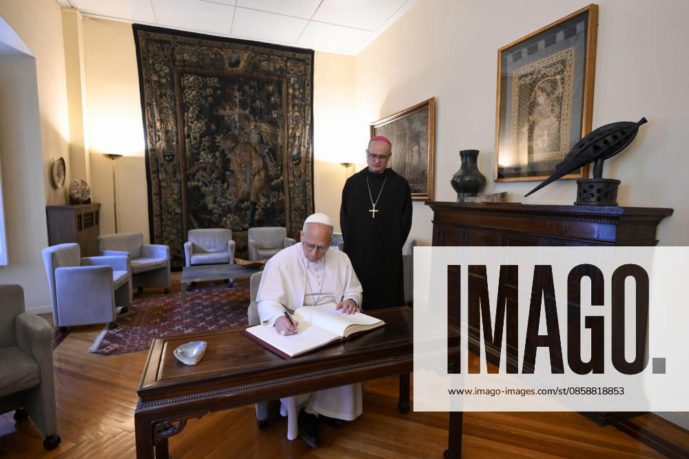 SPAIN - POPE LEO XIV MEET THE BENEDICTINE COMMUNITY AT THE ABBEY OF OUR LADY OF MONTSERRAT , NEAR BARCELLONA - 2026 6 10 Spain, Vatican, 2026 6 10 Pope Leo XIV meet the Benedictine Community at the Abbey of Our Lady of Montserrat, near Barcelona, - NO BOOKS