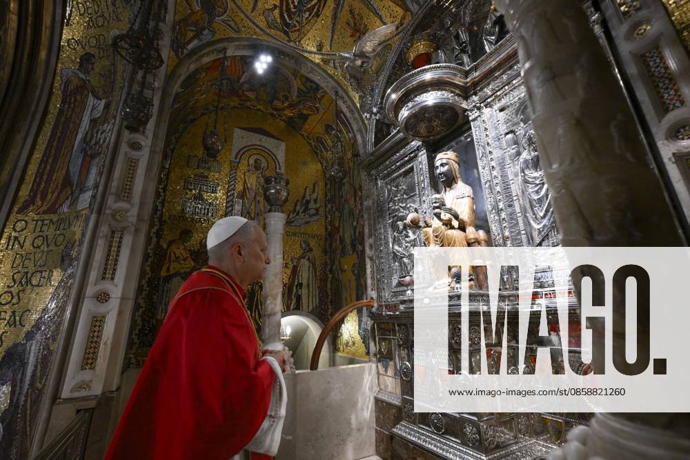 IPA85545419 - Spain, Vatican, 2026 6 10 Pope Leo XIV takes part in the recitation of the Rosary at the Abbey of Our Lady of Montserrat, near Barcelona, Photograph by VATICAN MEDIA Catholic Press Photo