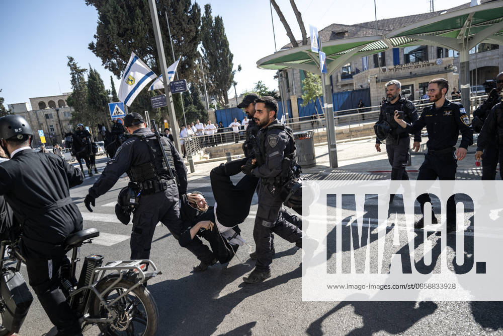 Police intervene as Ultra-Orthodox Jews block roads in West Jerusalem WEST JERUSALEM - JUNE 10: Israeli police intervene to disperse Ultra-Orthodox (Haredi) Jews blocking roads during a protest on June 10, 2026. Three demonstrators were detained during the incidents in West Jerusalem, where crowds gathered to protest against compulsory military service. Mostafa Alkharouf Anadolu Jerusalem Israel. Editorial use only. Please get in touch for any other usage.