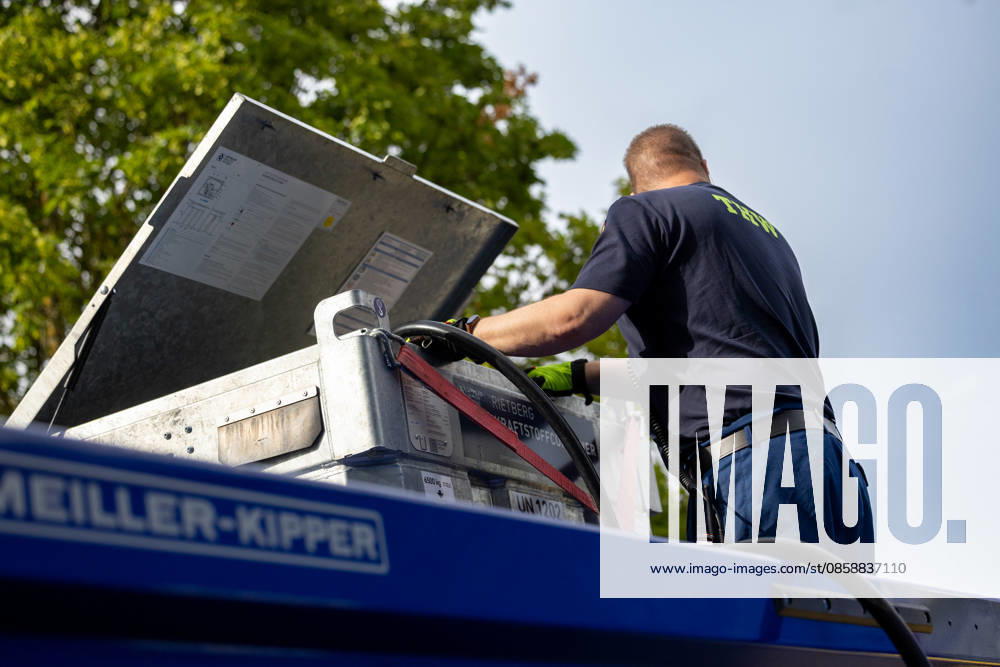 Current topic pictures Current situation in Reutlingen Betzingen after the power outage, 10 06 2026 Current topic pictures Current situation in Reutlingen Betzingen after the power outage, 10 06 2026, THW brings 1000 liters of Disel to refuel the emergency generator