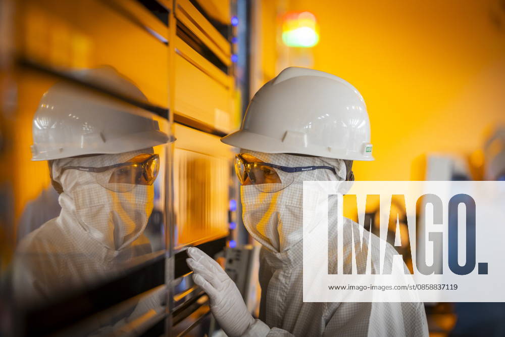 Infineon Technologies AG in Dresden Cleanroom of the new Smart Power Fab of Infineon Technologies AG in Dresden on June 10 On July 2, the Smart Power Fab is ceremonially opened The new plant is the largest single investm