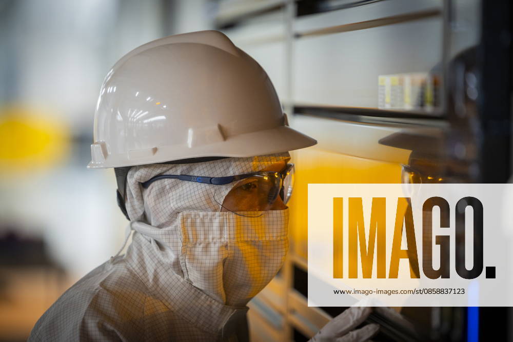 Infineon Technologies AG in Dresden Cleanroom of the new Smart Power Fab of Infineon Technologies AG in Dresden on June 10 On July 2, the Smart Power Fab is ceremonially opened The new plant is the largest single investm