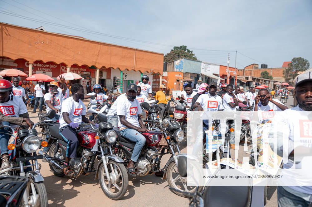 Demokratik Kongo Cumhuriyeti nde, Ebola salginina karsi farkindalik konvoyu BUNIA, DEMOCRATIC REPUBLIC OF THE CONGO - JUNE 10: Motorcycle riders take part in an awareness convoy organized by the World Health Organization (WHO) to educate the public about the Ebola virus in Bunia, Ituri province, Democratic Republic of the Congo, on June 10, 2026. Wearing t-shirts that read Stop Ebola in English and carrying banners with preventive health measures, the Congolese riders paraded through the city streets to raise community awareness amidst a recent outbreak of the Ebola strain. Stringer Anadolu Bunia Democratic Republic of the Congo. Editorial use only. Please get in touch for any other usage.