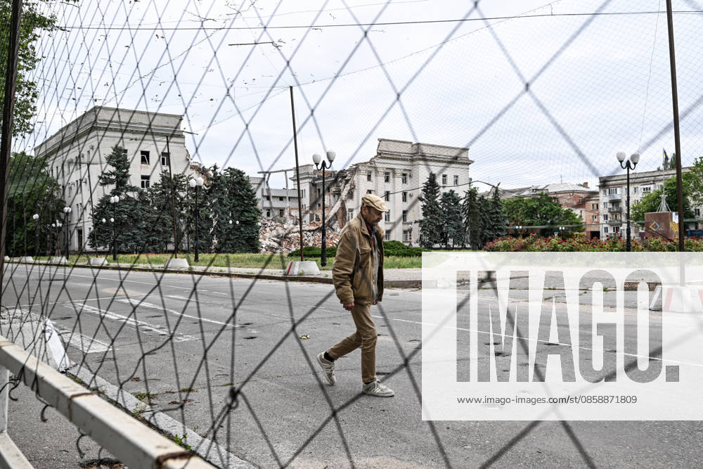 A man walks along a road covered with anti-drone netting installed to protect against Russian FPV drones in the red zone of the frontline city of Kherson, the area considered the most dangerous due to constant Russian attacks, Kherson, Ukraine, on June 3, 2026. The Russian army attacks the city daily with FPV drones and other unmanned aerial vehicles, deliberately terrorizing civilians. Russian forces conduct hunts for local residents, tracking them with FPV drones and dropping explosives. Police officers, medics, public transport, and urban infrastructure are also targeted. Based on the intensity of attacks, Kherson is informally divided into yellow and red zones, with the red zone subjected to continuous shelling and drone strik