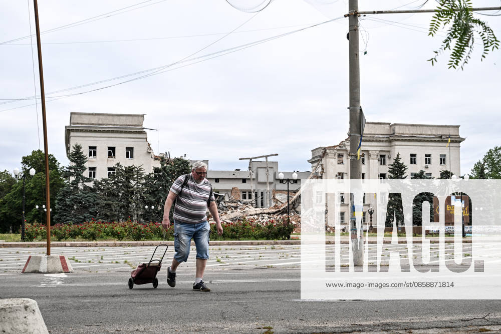 A man pulls a cart through the red zone of the frontline city of Kherson, the most dangerous part of the city due to constant Russian attacks, Kherson, Ukraine, on June 3, 2026. The Russian army attacks the city daily with FPV drones and other unmanned aerial vehicles, deliberately terrorizing civilians. Russian forces conduct hunts for local residents, tracking them with FPV drones and dropping explosives. Police officers, medics, public transport, and urban infrastructure are also targeted. Based on the intensity of attacks, Kherson is informally divided into yellow and red zones, with the red zone considered the most dangerous. Anti-drone netting has been installed above roads to help protect against Russian FPV drone attacks (