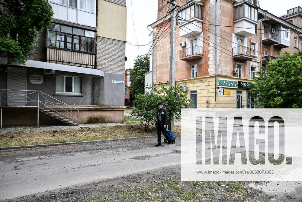A resident of frontline Kherson pulls a cart through the city center, an area informally classified as part of the red zone due to constant Russian shelling and drone attacks, Kherson, Ukraine, on June 3, 2026. The Russian army attacks the city daily with FPV drones and other unmanned aerial vehicles, deliberately terrorizing civilians. Russian forces conduct hunts for local residents, tracking them with FPV drones and dropping explosives. Police officers, medics, public transport, and urban infrastructure are also targeted. Based on the intensity of attacks, Kherson is informally divided into yellow and red zones, with the red zone considered the most dangerous (Photo by Dmytro Smolienko Ukrinform) Life under shelling in frontlin