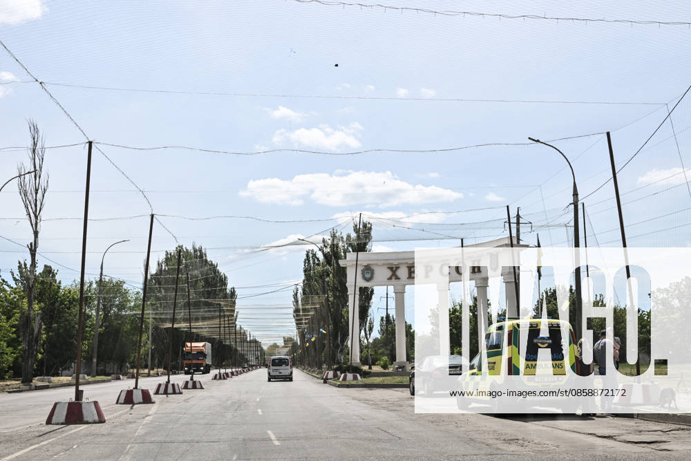 A stele marking the entrance to the frontline city of Kherson from the direction of the village of Chornobaivka along the Mykolaiv–Kherson highway, Kherson region, Ukraine, on June 2, 2026. The Russian army attacks the city daily with FPV drones and other unmanned aerial vehicles, deliberately terrorizing civilians. Russian forces conduct hunts for local residents, tracking them with FPV drones and dropping explosives. Police officers, medics, public transport, and urban infrastructure are also targeted. Anti-drone netting has been installed above roads to help protect against Russian FPV drone attacks (Photo by Dmytro Smolienko Ukrinform) Life under shelling in frontline Kherson
