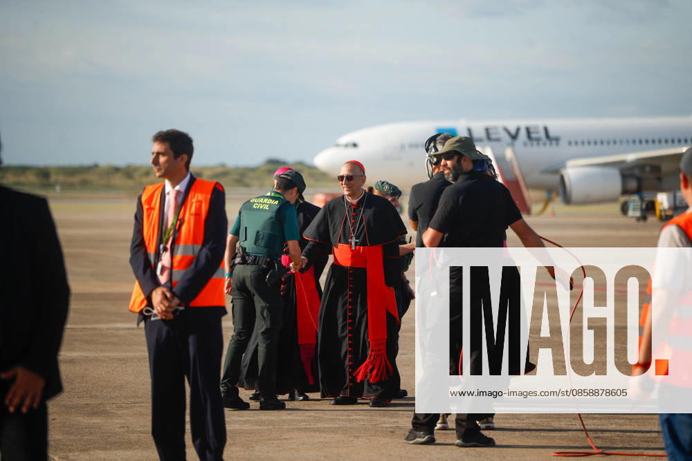 Pope Leo XIV bids farewell to Barcelona and heads to Las Palmas de Gran Canaria Civil Guard officers and members of the clergy during the Pontiffs farewell to Barcelona, at the Josep Tarradellas Barcelona El Prat International Airport, on June 11, 2026, in Barcelona, Catalunya Espana The Pontiff leaves Barcelona after having carried out 7 acts between June 9 and 10 and heads for the last stage of his apostolic trip to Spain in the Canary Islands where he will be on June 11 and 12 11 JUNE 2026 Kike Rincó Barcelona, Catalunya Barcelona, Catalunya Espana