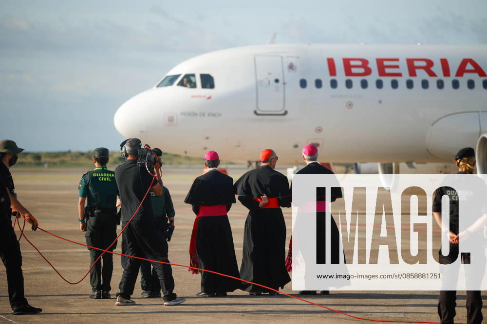 Pope Leo XIV bids farewell to Barcelona and heads to Las Palmas de Gran Canaria Civil Guard officers and members of the clergy during the Pontiffs farewell to Barcelona, at the Josep Tarradellas Barcelona El Prat International Airport, on June 11, 2026, in Barcelona, Catalunya Espana The Pontiff leaves Barcelona after having carried out 7 acts between June 9 and 10 and heads for the last stage of his apostolic trip to Spain in the Canary Islands where he will be on June 11 and 12 11 JUNE 2026 Kike Rincó Barcelona, Catalunya Barcelona, Catalunya Espana