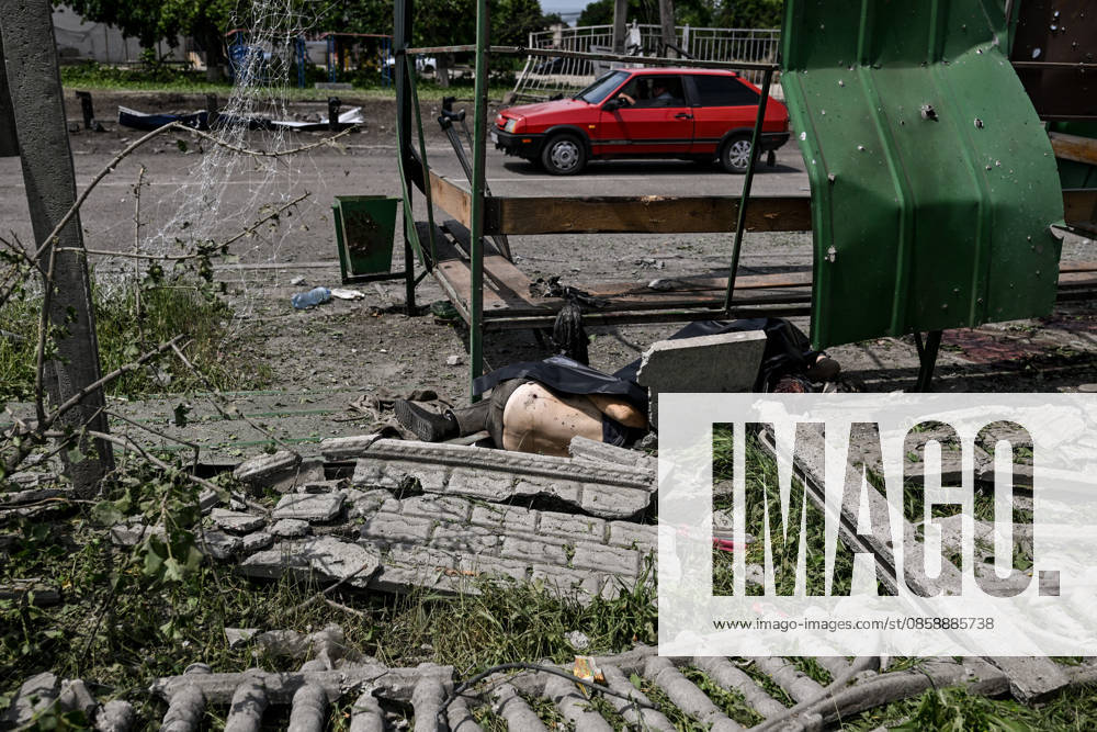 Russians Hit Zaporizhzhia With KAB Bombs - Ukraine CAUTION, SENSITIVE CONTENT. The bodies of people killed in a Russian strike with guided aerial bombs are seen at a public transport stop in the settlement of Balabyne, Zaporizhzhia region, Ukraine, on June 7, 2026. Russian forces attacked the settlement with guided aerial bombs (KABs), which struck near the public transport stop. Three people were killed and at least five others were injured in the attack. Private homes were also damaged Photo by Dmytro Smolienko Ukrinform ABACAPRESS.COM Zaporizhzhia region Ukraine