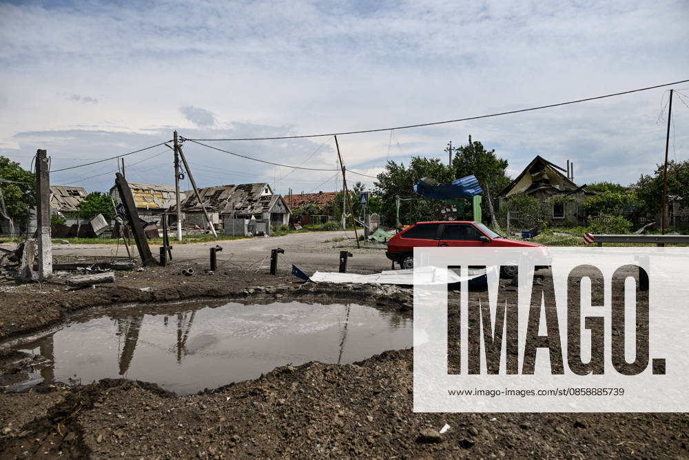 Russians Hit Zaporizhzhia With KAB Bombs - Ukraine A car passes a crater caused by a Russian strike with guided aerial bombs in the settlement of Balabyne, Zaporizhzhia region, Ukraine, on June 7, 2026. Russian forces attacked the settlement with guided aerial bombs (KABs), which struck near a public transport stop. Three people were killed and at least five others were injured in the attack. Private homes were also damaged Photo by Dmytro Smolienko Ukrinform ABACAPRESS.COM Zaporizhzhia region Ukraine