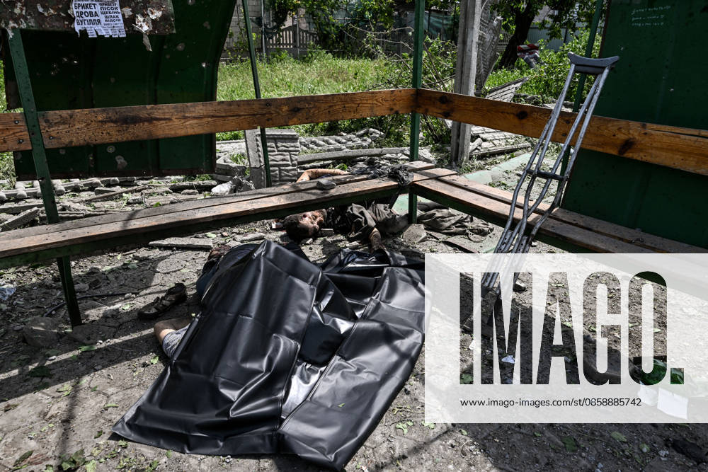 Russians Hit Zaporizhzhia With KAB Bombs - Ukraine CAUTION, SENSITIVE CONTENT. The bodies of people killed in a Russian strike with guided aerial bombs are seen at a public transport stop in the settlement of Balabyne, Zaporizhzhia region, Ukraine, on June 7, 2026. Russian forces attacked the settlement with guided aerial bombs (KABs), which struck near a public transport stop. Three people were killed and at least five others were injured in the attack. Private homes were also damaged Photo by Dmytro Smolienko Ukrinform ABACAPRESS.COM Zaporizhzhia region Ukraine