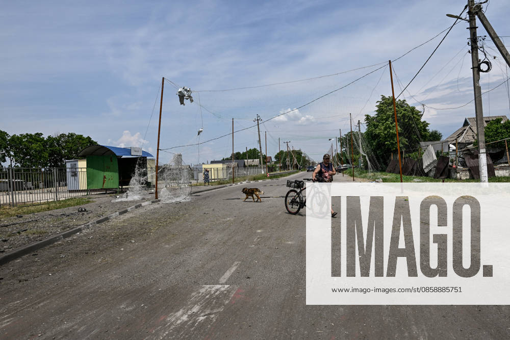 Russians Hit Zaporizhzhia With KAB Bombs - Ukraine A man with a bicycle walks along a street covered by anti-drone nets in the settlement of Balabyne, Zaporizhzhia region, Ukraine, on June 7, 2026. Russian forces attacked the settlement with guided aerial bombs (KABs), which struck near a public transport stop. Three people were killed and at least five others were injured in the attack. Private homes were also damaged Photo by Dmytro Smolienko Ukrinform ABACAPRESS.COM Zaporizhzhia region Ukraine