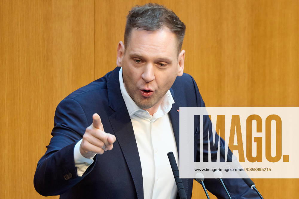 - Wien 11.06.2026 - Debatte Budget Österreichisches Parlament - Der Nationalrat trat heute im Hohen Haus zu einer regluären Nationalratssitzung zusammen. Haupthema war die gestrige Budgetrede des Finanzministers und die Debatte darüber. PHOTO: am Rednerpult, Klubobmann der SPÖ Philip Kucher . Vienna (AUSTRIA) - Austrian Parliament National Council session - The National Council met today in Parliament for a regular National Council session. The topic of the plenary session was the Budget Speech by the Austrian Minister of Finance. Budget, Finanzen, Staatsfinanzen, Geld, Steuern, Ausgaben, Einnahmen, Regierung, echtes Dopelbudet 2027 28 , 2028, Schulden, Nationalratssitzung, Nationalrat SItzung Debatte zu Budgetpräsentation