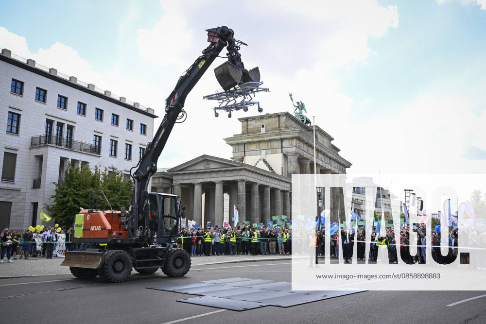 Demonstrators protest healthcare cuts in Berlin by smashing hospital beds BERLIN, GERMANY - JUNE 11: Members of the Berlin Hospital Association and the ver.di trade union take part in the Save the Clinics Now protest in front of the Brandenburg Gate in Berlin, Germany, on June 11, 2026, where an excavator symbolically smashes two hospital beds to protest planned cuts to hospital services. Halil Sagirkaya Anadolu Berlin Germany. Editorial use only. Please get in touch for any other usage.