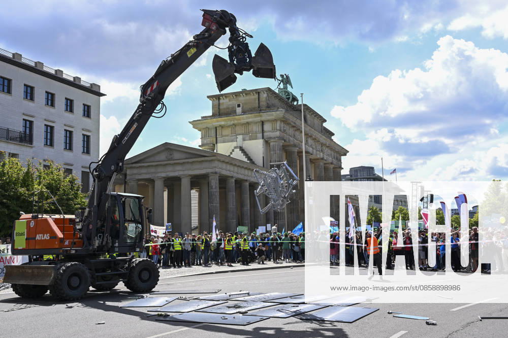 Demonstrators protest healthcare cuts in Berlin by smashing hospital beds BERLIN, GERMANY - JUNE 11: Members of the Berlin Hospital Association and the ver.di trade union take part in the Save the Clinics Now protest in front of the Brandenburg Gate in Berlin, Germany, on June 11, 2026, where an excavator symbolically smashes two hospital beds to protest planned cuts to hospital services. Halil Sagirkaya Anadolu Berlin Germany. Editorial use only. Please get in touch for any other usage.