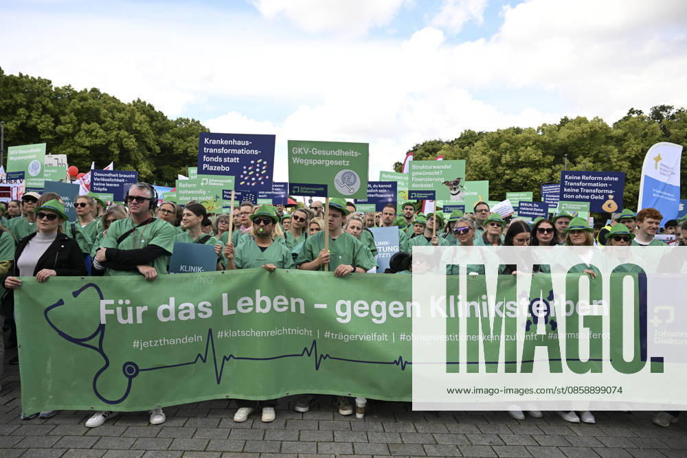 Demonstrators protest healthcare cuts in Berlin by smashing hospital beds BERLIN, GERMANY - JUNE 11: Members of the Berlin Hospital Association and the ver.di trade union take part in the Save the Clinics Now protest in front of the Brandenburg Gate in Berlin, Germany, on June 11, 2026, where an excavator symbolically smashes two hospital beds to protest planned cuts to hospital services. Halil Sagirkaya Anadolu Berlin Germany. Editorial use only. Please get in touch for any other usage.