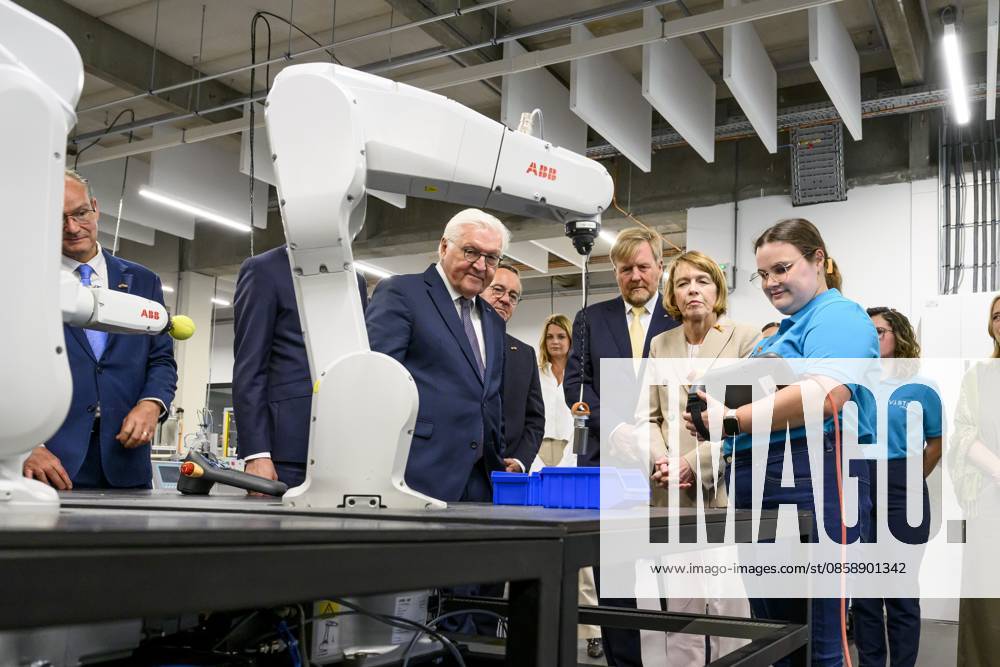 Sittard, The Netherlands, 2026-06-11 12:38:07 SITTARD, 11-06-2026, VISTA college At the invitation of His Majesty King Willem Alexander and Queen Maxima, the Federal President of Germany, Frank-Walter Steinmeier, is paying a state visit to the Netherlands. He is accompanied by his wife, Elke Büdenbender. PHOTO: NLBeeld Patrick van Emst In the photo: King Willem Alexander, together with the Federal President and Mrs. Büdenbender, is visiting VISTA college in Sittard, the regional secondary vocational education institution. Together with the Minister of the Interior and Kingdom Relations, Pieter Heerma, they are engaging in discussions with students, teachers, and staff regarding cross-border cooperation between the Netherlands and Germany
