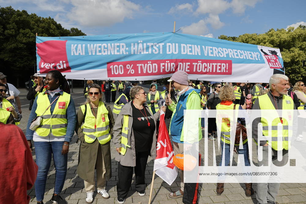 Germany, Berlin, Platz des 18 März am Brandenburger Tor, Hospital care must not be cut back Rally by Berlin hospitals and ver di