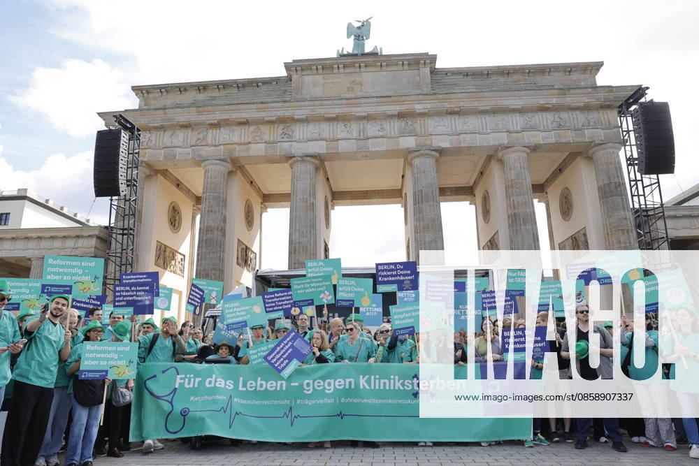 Germany, Berlin, Platz des 18 März am Brandenburger Tor, Hospital care must not be cut back Rally by Berlin hospitals and ver di
